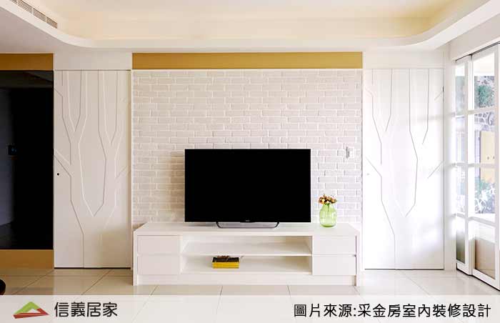 白色客廳室內裝潢設計，包括電視牆裝潢圖片
