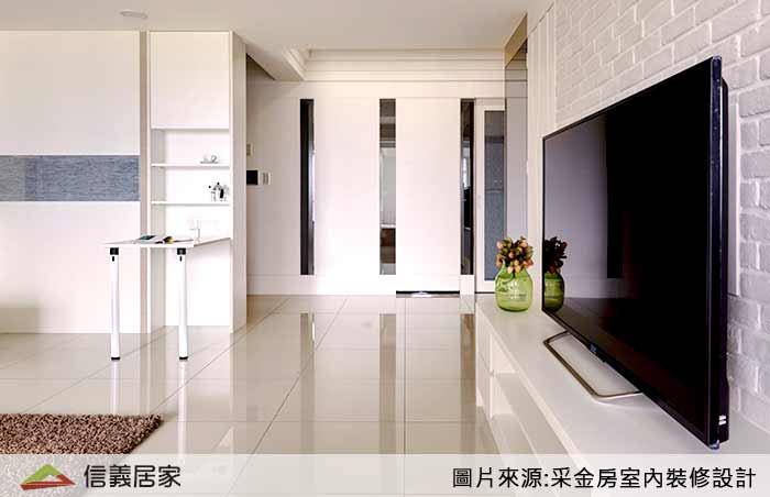 白色客廳室內裝潢設計，包括電視牆裝潢圖片