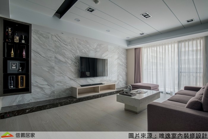 灰色客廳室內裝潢設計，包括沙發、電視牆、大理石牆/檯面裝潢圖片