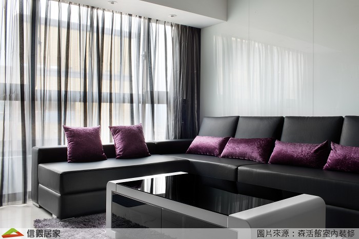 灰色客廳室內裝潢設計，包括窗簾、茶几、L型沙發裝潢圖片