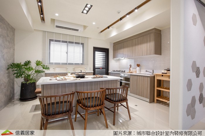 米色餐廳,米色開放式廚房室內裝潢設計，包括餐桌、餐椅裝潢圖片