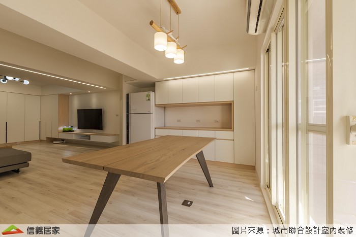 米色餐廳,米色陽台室內裝潢設計，包括收納櫃、吊燈、餐桌裝潢圖片