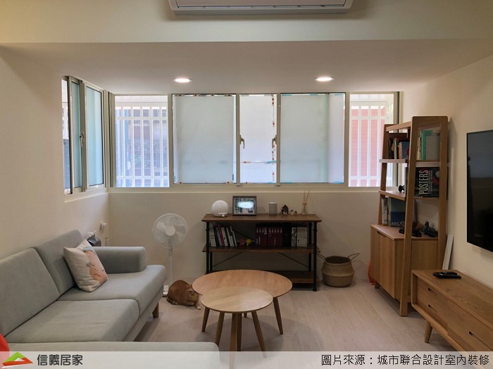白色客廳室內裝潢設計，包括茶几、矮櫃、L型沙發裝潢圖片
