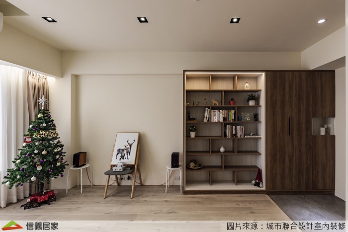 白色客廳室內裝潢設計，包括窗簾、展示櫃、壁燈裝潢圖片