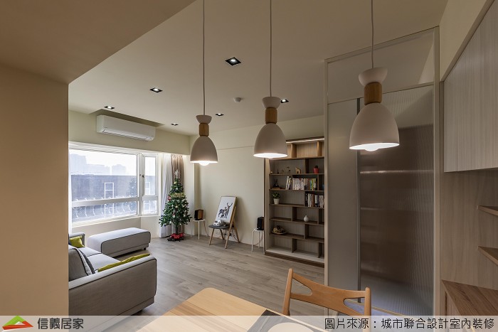 白色客廳室內裝潢設計，包括沙發、吊燈、展示櫃裝潢圖片
