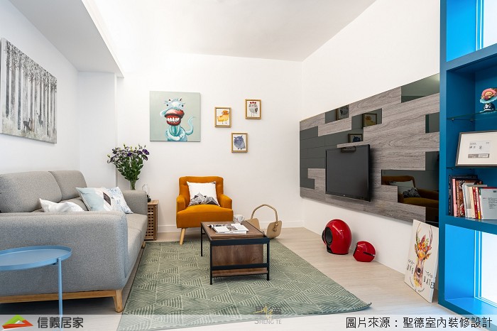 白色客廳室內裝潢設計，包括沙發、茶几、電視牆、地毯、展示櫃裝潢圖片