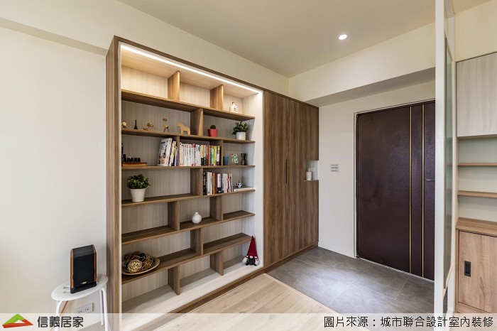 白色玄關室內裝潢設計，包括收納櫃、展示櫃、置物櫃裝潢圖片