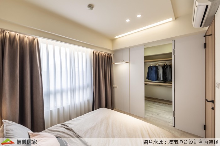 白色臥室,白色更衣室室內裝潢設計，包括窗簾、床、收納櫃、壁燈裝潢圖片