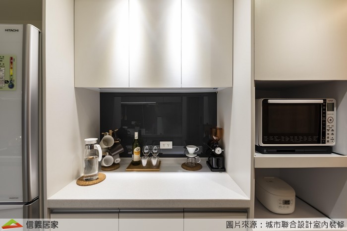 白色廚房室內裝潢設計，包括收納櫃、流理台、矮櫃、置物櫃裝潢圖片