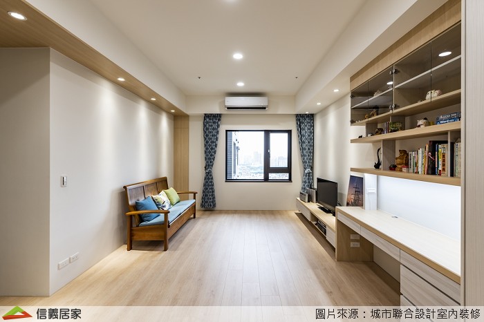 白色客廳室內裝潢設計，包括窗簾、收納櫃、椅子、電視櫃、矮櫃、置物櫃裝潢圖片