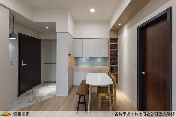 白色餐廳,白色玄關室內裝潢設計，包括收納櫃、吊燈、餐桌、矮櫃、餐椅、置物櫃裝潢圖片