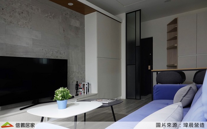 白色客廳,白色玄關室內裝潢設計，包括沙發、茶几、收納櫃、電視牆、電視櫃、置物櫃裝潢圖片