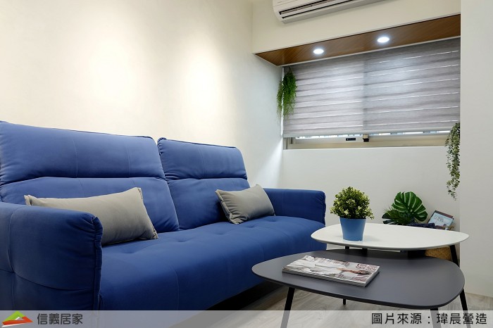 白色客廳室內裝潢設計，包括窗簾、沙發、茶几裝潢圖片