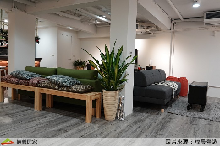 白色客廳室內裝潢設計，包括沙發、椅子裝潢圖片
