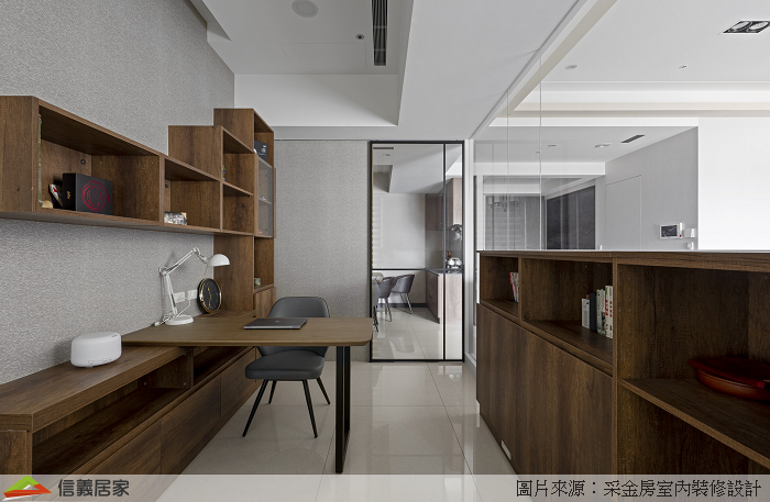 灰色書房室內裝潢設計，包括展示櫃、書桌、書櫃、置物櫃裝潢圖片