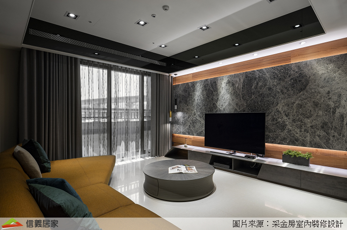 黑白客廳室內裝潢設計，包括窗簾、沙發、茶几、電視牆、置物櫃裝潢圖片