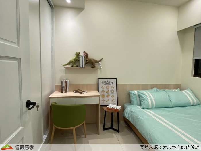 白色臥室室內裝潢設計，包括床、椅子、床頭主牆、書桌、化妝台裝潢圖片
