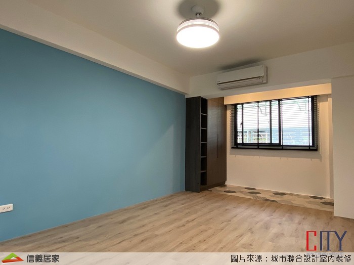 藍色客廳室內裝潢設計，包括收納櫃、捲簾、置物櫃裝潢圖片