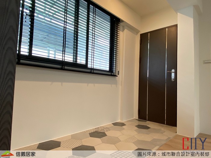 白色玄關室內裝潢設計，包括磁磚、捲簾裝潢圖片