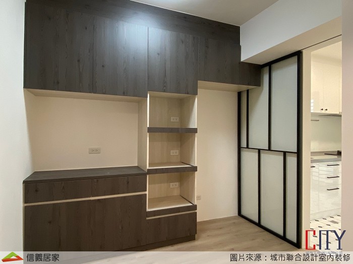 白色廚房室內裝潢設計，包括收納櫃、流理台、置物櫃、拉門裝潢圖片