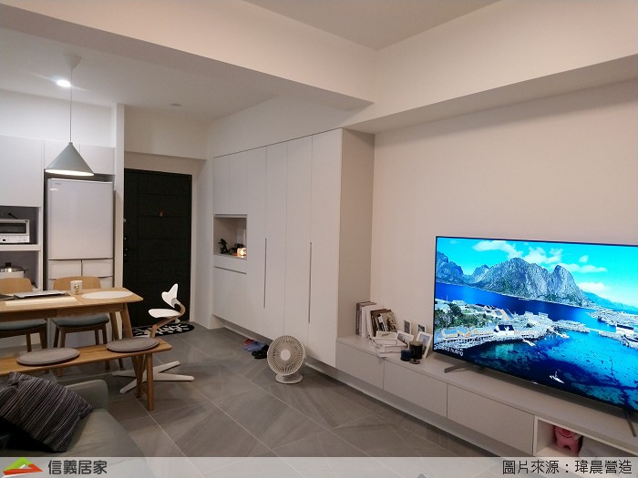 白色客廳,白色玄關室內裝潢設計，包括收納櫃、吊燈、餐桌、電視櫃、餐椅裝潢圖片