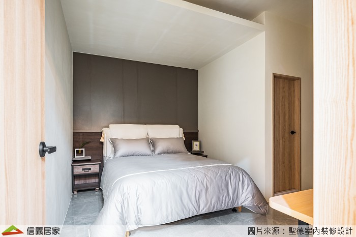 白色臥室室內裝潢設計，包括床、床頭主牆、床頭櫃裝潢圖片
