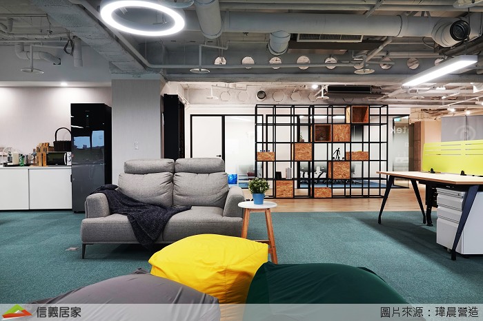 白色辦公室室內裝潢設計，包括沙發、地毯、展示櫃、烤漆玻璃裝潢圖片