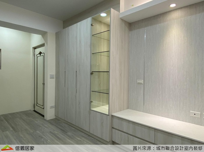 白色客廳室內裝潢設計，包括電視牆、電視櫃、展示櫃裝潢圖片