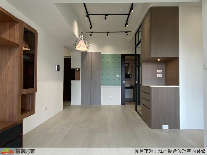 白色餐廳室內裝潢設計，包括收納櫃、嵌燈、置物櫃裝潢圖片