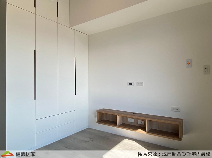 白色臥室室內裝潢設計，包括收納櫃、床頭主牆、置物櫃裝潢圖片