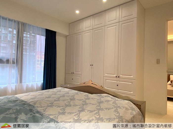 白色臥室室內裝潢設計，包括窗簾、床、收納櫃、置物櫃裝潢圖片
