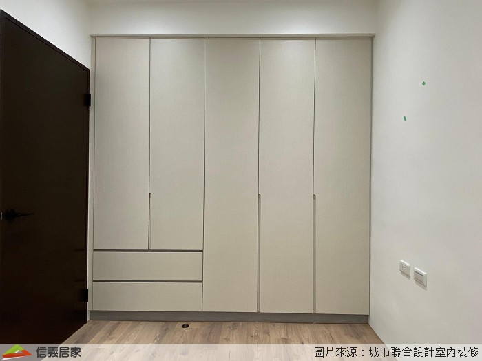 白色臥室室內裝潢設計，包括收納櫃、置物櫃裝潢圖片