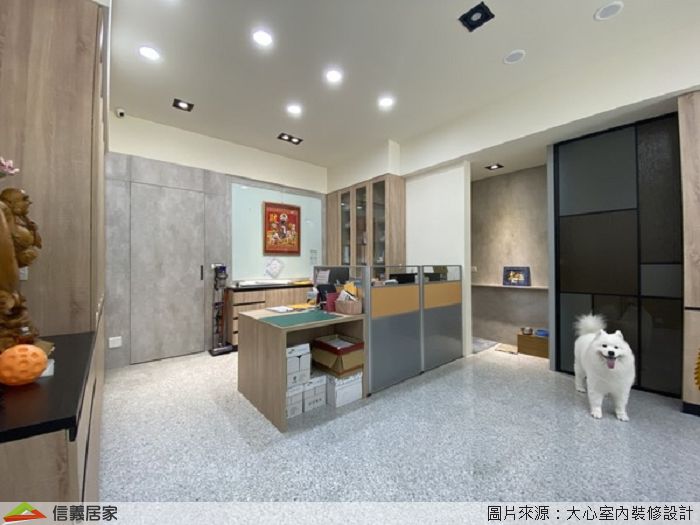 白色商業空間室內裝潢設計，包括大理石地板、隔屏、辦公桌裝潢圖片